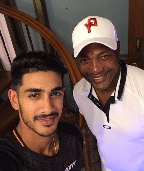 બ્રાયન લારા સાથે આર્યમાન બિરલા.