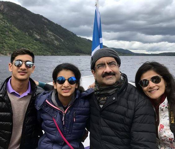 IPL 2018ની હરાજીના બીજા દિવસે આર્યમાન બિરલાને ફક્ત 30 લાખ રૂપિયામાં ખરીદવામાં આવ્યો હતો. પરંતુ તેની સંપત્તિ જાણીને સૌ કોઇ હેરાન થઇ જશે. દેશના સૌથી અમીર બિઝનેસમેનમાં સામેલ કુમાર મંગલમ બિરલાનો દીકરો આર્યમાન વિક્રમ બિરલા છે. આર્યમાનને રાજસ્થાન રોયલ્સે 30 લાખ રૂપિયામાં ખરીદ્યો હતો. હાલમાં આદિત્ય બિરલા ગ્રુપના ચીફ કુમાર મંગલમ બિરલાની કુલ સંપત્તિ આશરે 900 અબજ રૂપિયા છે.