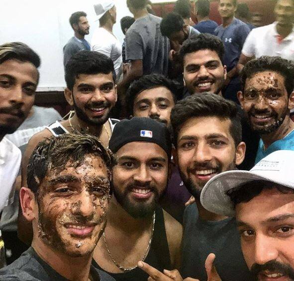 આર્યમાન બિરલાનો બર્થ ડે સેલિબ્રેટ કરતાં ટીમના સાથીઓ.