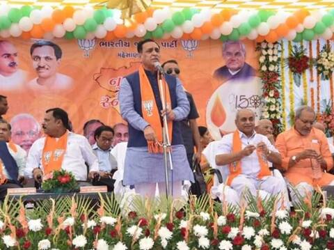 CM વિજય રૂપાણી ભાષણ આપતા હતા ને ધારાસભ્યને આવી ગઈ નીંદર, જુઓ તસવીરો CM વિજય રૂપાણી ભાષણ આપતા હતા ને ધારાસભ્યને આવી ગઈ નીંદર, જુઓ તસવીરો