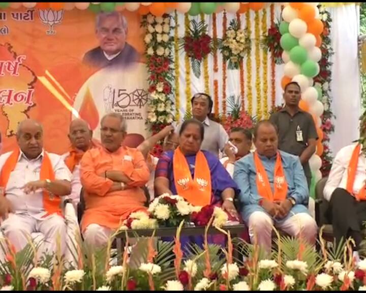 મહેસાણાઃ મહેસાણા ખાતે મુખ્યમંત્રી વિજય રૂપાણી, નાયબ મુખ્યમંત્રી નીતિનભાઈ પટેલની ઉપસ્થિતિમાં જિલ્લાનું નુતન વર્ષ સ્નેહમિલન યોજાયું હતું. ભાજપ દ્વારા યોજાયેલા સ્નેહમિલન કાર્યક્રમમાં મુખ્યમંત્રી વિજય રૂપાણી ભાષણ આપતા હતા ત્યારે પક્ષના જ એક ધારાસભ્ય નીંદર માણતા કેમેરામાં કેદ થઈ ગયા હતા. સ્ટેજ પર બિરાજમાન ખેરાલુના ભાજપના ધારાસભ્ય અને દંડક ભરતસિંહ ડાભી ઘસઘસાટ ઉંઘતા જોવા મળ્યા હતા.