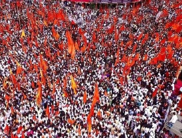 મંત્રીમંડળે રવિવારે અનામત પર પછાત વર્ગ આયોગના રિપોર્ટને સ્વાકાર કરી લીધો છે. મંત્રીમંડળે આયોગની ત્રણ ભલામણને મંજૂરી આપી દીધી છે, અને મરાઠાઓને અલગ-અલગ કોટામાં અનામત આપવામાં આવશે. મુખ્યમંત્રી ફડણવીસે આ મુદ્દે એક પ્રેસ કોન્ફરન્સ કરી જાણકારી આપી છે. તેમણે જણાવ્યું કે, સહ્યાદ્રીમાં આયોજીત કેબિનેટ બેઠકમાં અનામતની સાથે દુકાળ મુદ્દે પણ ચર્ચા કરવામાં આવી છે. એવું માનવામાં આવે છે કે, શીતકાલિન સત્રની પૃષ્ઠભૂમી પર આ મુદ્દાઓ પર ચર્ચા કરવામાં આવશે.