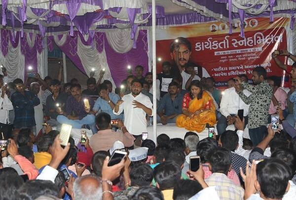 હાર્દિક પટેલે પાસનાં કાર્યકર જે સુરતનાં અલ્પેશ કથીરિયા જેલમાં છે તેને છોડાવવા અંગે જણાવ્યું હતું. આ ઉપરાંત ગામડે ગામડે ફરીને વડીલોને જાગૃતતા લાવવી છે. કહેવત છે કે ‘ઘી સીધી આંગળીએ ન નિકળે’ તેમ આ સરકાર પાસે પણ આપણે આડે હાથે કામ લેવું પડશે. 