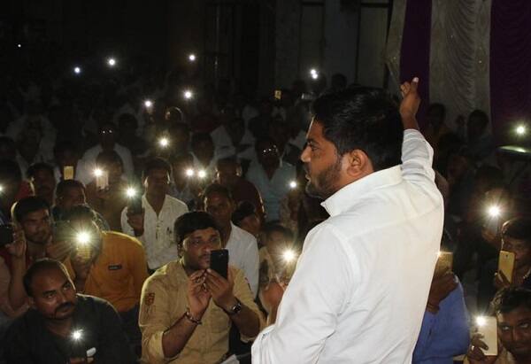 જેને ટ્રેક્ટરમાં કેટલા ગીયર આવે એ નથી ખબર એ કૃષિમંત્રી બનીને બેઠા છે તેવા આકરાં પ્રહારો સરકાર ઉપર કર્યાં હતાં. આ પ્રસંગે પાસનાં મનોજ પનારા, ગીતાબેન લખતર તાલુકાનાં પાસનાં કન્વીનર હસમુખ હાડી, નંદાભાઈ વિગેરે ઉપસ્થિત રહ્યાં હતાં.