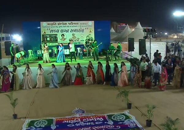 આયોજક પરિવાર દ્વારા કન્યાઓને જીવન જરૂરિયાતની ગૃહઉપયોગી અનેક ચીજવસ્તુઓ કરીયાવર સ્વરૂપે આપવામાં આવી હતી. 