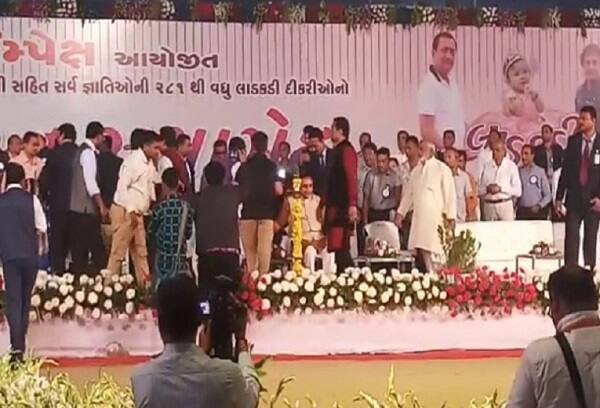 આ પ્રસંગે મુખ્યમંત્રી વિજય રૂપાણી અને જીતુભાઈ વાઘાણીએ પણ હાજરી આપી હતી. તેમનું સ્વાગત જીપમાં બેસાડી અને ઢોલ વગાડીને કરવામાં આવ્યું હતું. આ સિવાય મનસુખ માંડવીયા અને વિભાવરીબેને પણ હાજરી આપી હતી. જ્યારે ખોડલધામના નરેશ પટેલે પણ હાજરી આપી હતી. કોંગ્રેસના શક્તિસિંહ ગોહિલ અને પરેશ ધાનાણીએ પણ હાજરી આપીને તરત નીકળી ગયા હતા.