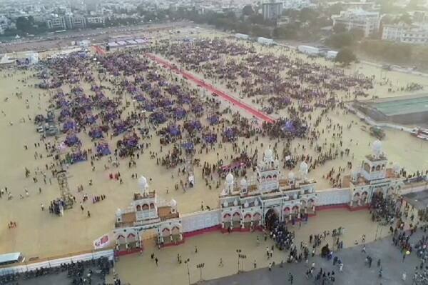 કરિયાવરમાં દીકરીઓને રેફ્રિજરેટર, વોશિંગ મશીન, એર કૂલર, 12 જોડી કપડાં, સ્ટીલનો પલંગ, બ્લેન્ડર, સ્ટીલનો કબાટ, ખુરશી નંગ-6, પંખા, ટીપોઈ વગેરે આપવામાં આવ્યું હતું.