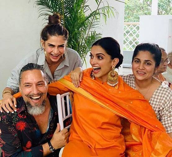 ઇટાલીથી પરત ફરીની રણવીરના ઘરમાં દીપિકાએ નવી નવેલી દુલ્હનની જેમ પ્રવેશ કર્યો. તેના હાથમાં લગ્નની મહેંદી, માંગમાં લાલ સિંદૂર, લાલ ચૂડો, કાંજીવર રેડ દુપટ્ટા ઓઢેલ એક્ટ્રેસનો ટ્રેડિશનલ લુક જોવા જેવો હતો. રણવીર સિંહે સફેદ કુર્દા-પજામા અને પિંક જેકેટ પહેર્યું હતું.