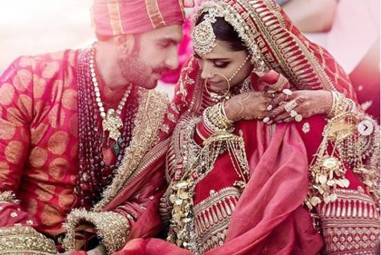 જણાવીએ કે, દીપિકા પાદુકોણ અને રણવીર સિહંના લગ્ન 14-15 નવેમ્બર ઇટાલીના લેક કોમોમાં થયા હતા. આ પ્રસંગને પ્રાઈવેટ રાખવામાં આવ્યું હતુ, જ્યાં માત્ર પરિવારના લોકો પહોંચ્યા હતા. ફિલ્મ ઇન્ડસ્ટ્રીઝના ખાસ મિત્રો માટે હવે 28 નવેમ્બરે દીપિકા-રણવીર રિસેપ્શન રાખશે.