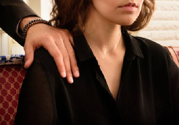 પોલીસ સુત્રો પાસેથી મળેલી માહિતી પ્રમાણે, મૂળ ઉત્તર પ્રદેશની વતની અને હાલમાં સેટેલાઈટ વિસ્તારમાં પીજી તરીકે રહેતી યુવતી શ્યામલ ચાર રસ્તા પાસે આવેલા સાગ્રીલા આર્કેડમાં પ્રશાંતભાઈના થાઈ સેન્સેસન નામના સ્પામાં મસાજ થેરાપીસ્ટ તરીકે નોકરી કરતી હતી. ગઈકાલે થલતેજ ગામમાં એસ.જી.મોલમાં આવેલા શીશા સ્પાના મેનજર રાહુલભાઈના બર્થ-ડે પાર્ટી રાખવામાં આવી હતી.