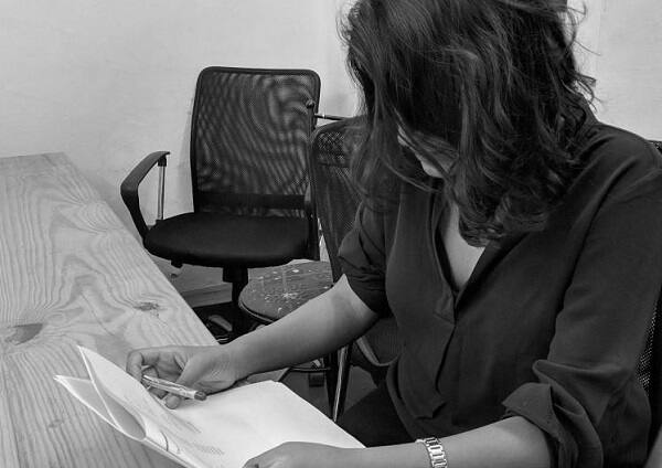 પાર્ટીમાં યુવતી તેમના સ્પાના મેનેજર સાથે ત્યાં ગઈ હતી જ્યાં મહેમાનો અને સ્પાના મેનેજર રાહુલભાઇ તથા સ્ટાફની યુવતી સહિત લોકો હાજર રહ્યા હતા. જ્યાં કેક કાપીને પાર્ટી કર્યાં બાદ કોલ્ડ ડ્રિંક તથા નાસ્તો તમામ લોકોએ કર્યો હતો. ત્યારબાદ તમામ લોકો ધીરે ધીરે બહાર નીકળી રહ્યા હતા. જોકે રાત્રે 11 વાગે યુવતીના સ્પાના માલિકે યુવતીને રૂમમાં બોલાવી હતી. પરંતુ તેણીને મોડું થતું હોવાથી ઈન્કાર કરી દીધો હતો. 