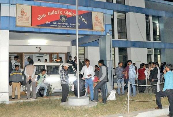 અમદાવાદ: થલતેજમાં આવેલા શીશા સ્પાના મેનેજરના બર્થ-ડેની ઉજવણીમાં રંગમાં ભંગ પડ્યો હોવાનો કિસ્સો સામે આવ્યો છે. જેમાં સ્પાના માલિક અને મેનેજરે તેમના ત્યાં નોકરી કરતી યુવતી સાથે છેડછાડ કરીને તેના કપડાં પણ ફાડી નાંખ્યા હતા. જોકે યુવતીએ હિંમતભેર સામનો કરી શટર ખોલીને પોલીસ સ્ટેશન દોડી ગઈ હતી. સોલા પોલીસે ચાર શખ્સો સામે ગુનો નોંધીને ત્રણની ધરપકડ કરી વધુ તપાસ હાથ ધરી છે.