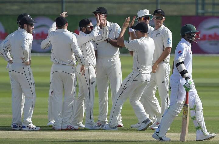 અબુધાબીઃ ન્યૂઝીલેન્ડ સામે રમાયેલી ત્રણ ટેસ્ટ મેચની સીરિઝના પ્રથમ મુકાબલામાં પાકિસ્તાનની 4 રને હાર થઈ હતી. પાકિસ્તાનને ચોથા દિવસે જીતવા માટે 139 રનની જરૂર હતી પરંતુ તમામ બેટ્સમેનો 135 રન જ બનાવી શક્યા હતા. ન્યૂઝીલેન્ડ તરફથી બીજી ઈનિંગમાં એજાઝ પટેલે 5 વિકેટ લીધી હતી.