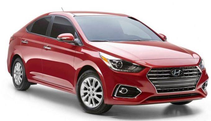 હ્યુન્ડાઈ એક્સેન્ટની વાત કરવામાં આવે તો કંપનીએ તેના SX અને SX(O)માં રિયર સ્પોઇલર, એલઇડી ડેટાઇમ રનિંગ લાઇટ્સ, ઇન્ફોટેનમેન્ટ સિસ્ટમ માટે આઇબ્લૂ એપ તથા વાયરલેસ ચાર્જિંગ જેવી સર્વિસ ઉમેરવામાં આવી છે.