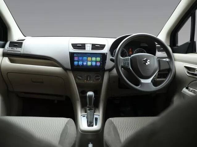 મારુતિની નવી અર્ટિગાના ફ્રન્ટમાં બોનટ પર શાર્પ કોર્નર તેને વધારે સ્ટાઈલિશ બનાવે છે. એલઈડીની સાથે 3ડી ટેલ લેમ્પ આપવામાં આવ્યા છે. નવી અર્ટિગાના ઇન્ટીરિયરને રોયર બનાવવામાં આવ્યા છે. ડૈશબોર્ડ પર વુડ ફિનિશિંગ અને કનેક્ટેડ વેન્ટ્સ આપવામાં આવ્યા છે. તેમાં ઓટોમેટિક ક્લાઈમેટ કન્ટ્રોલ ફીચર આપવામાં આવ્યું છે.