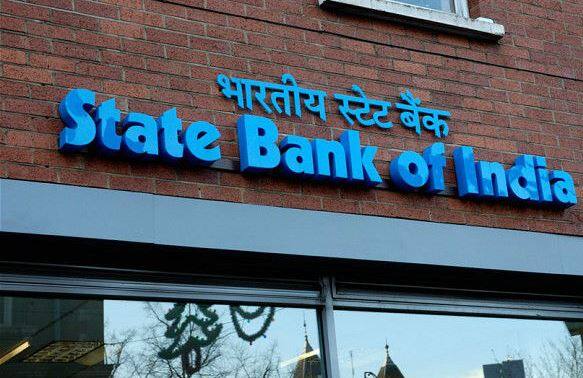 પેટ્રોલ પંપ પર પેટ્રોલ ભરવો છો અને BHIM એપથી પેમેન્ટ કરો છો તો તમે ફ્રી પેટ્રોલ મેળવવાના હકદાર છો. આ ઓફરનો લાભ મેળવવા ઓછામાં ઓછું 100 રૂપિયાનું પેટ્રોલ ભરાવવું પડશે. ભીમ એપથી કરવામાં આવેલા પેમેન્ટને નંબરમાં લખીને 9222222084 પર SMS મોકલવો પડશે. ત્યારબાદ તમને ચાન્સ લાગશે તો 5 લીટર પેટ્રોલ તમને ફ્રીમાં મળશે. તેની જાણકારી તમને તમારા મોબાઈલ નંબર પર આપવામાં આવશે. 