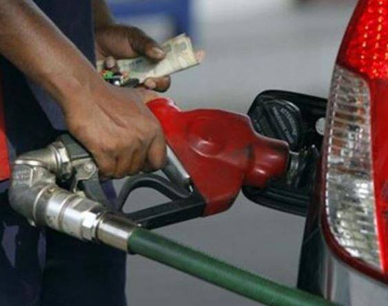 નવી દિલ્હી: દેશમાં પેટ્રોલ-ડીઝલના ભાવ આસમાને છે. લોકો પેટ્રોલ અને ડીઝલની વધતી કિંમતોથી હેરાન છે. મોંઘા તેલના કારણે મોંઘવારીમાં પણ સતત વધારો થઈ રહ્યું, પરંતુ આ મોંઘવારીમાં સ્ટેટ બેંક ઓફ ઈન્ડિયા તમારા માટે એક ખાસ ઓફર લઈને આવ્યું છે. બેંકે આ ઓફરની જાણકારી ટ્વીટ કરીને આપી છે. SBI તમને 5 લીટર પેટ્રોલ ફ્રીમાં મેળવાની તક આપી રહ્યું છે. 