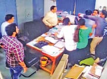 અમદાવાદ: યુનિવર્સિટીમાં ભાજપ-કોંગ્રેસના યુવા નેતાઓએ દાદાગીરી કરીને ગાળો બોલી પ્રોફેસરને ધોઈ નાખ્યો, જાણો વિગત