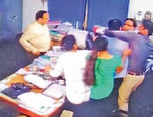 અમદાવાદ: યુનિવર્સિટીમાં ભાજપ-કોંગ્રેસના યુવા નેતાઓએ દાદાગીરી કરીને ગાળો બોલી પ્રોફેસરને ધોઈ નાખ્યો, જાણો વિગત