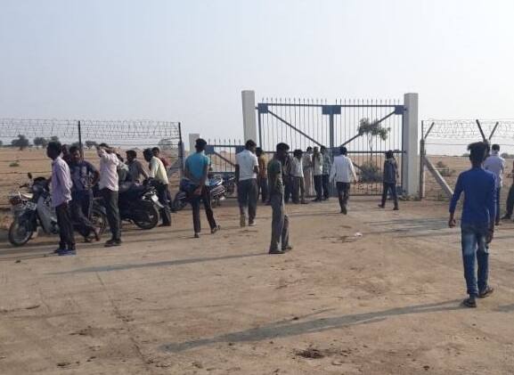 મહારાષ્ટ્ર પોલીસ મુજબ, જ્યારે બેકાર પડેલા વિસ્ફોટને નિષ્ક્રિય કરવામાં આવી રહ્યો હતો ત્યારે ઘટના બની હતી. ઉલ્લેખનીય છે કે વિસ્ફોટક બેકાર થઈ જાય છે ત્યારે તેનો નાશ કરવામાં આવે છે.