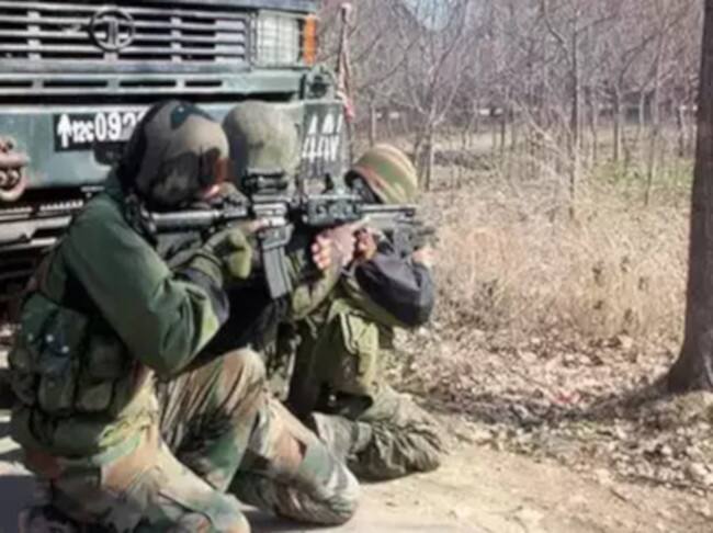 શ્રીનગરઃ જમ્મુ-કાશ્મીરના શોપિયા સેક્ટરમાં મંગળવારે સુરક્ષાદળોએ મોટી સફળતા મેળવી છે, સેનાએ એક અથડામણમાં ચાર આતંકીઓને મોતને ઘાટ ઉતારી દીધા છે, જોકે આમાં બે જવાન પણ ઘાયલ થવાના સમાચાર છે.