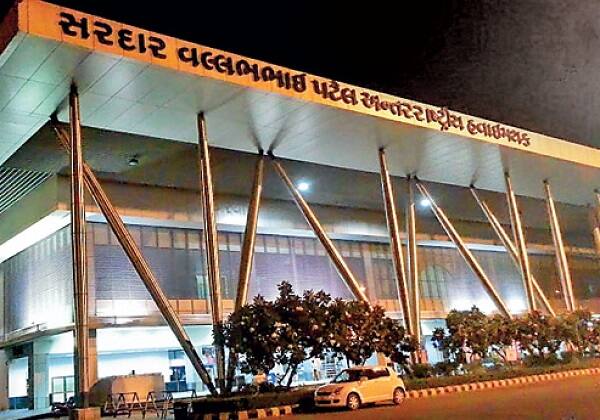 અમદાવાદ: દિલ્હીથી અમદાવાદની ફ્લાઈટમાં રવિવારે રાતે અંગ્રેજી દારૂની બોટલ લઈને આવી રહેલો મુસાફર ડ્રાય સ્ટેટમાં દારૂની બોટલ કેવી રીતે ન પકડાય તે માટે રઘવાયો થયો હતો. બોટલને સંતાડવા માટે તે ફ્લાઈટમાં મથામણ કરી રહ્યો હતો અને તેણે દારૂની બોટલ હેન્ડબેગમાંથી કાઢી પાછી મૂકી દીધી હતી. જે તેનાથી એક સીટ છોડી બેઠેલા ગુજરાતના પોલીસ વડા શિવાનંદ ઝા જોઈ ગયા હતા. જેવી તેમની ફ્લાઈટ અમદાવાદ એરપોર્ટ પર લેન્ડ થઈ ત્યારે તેમણે પોલીસને જાણ કરી દીધી હતી.