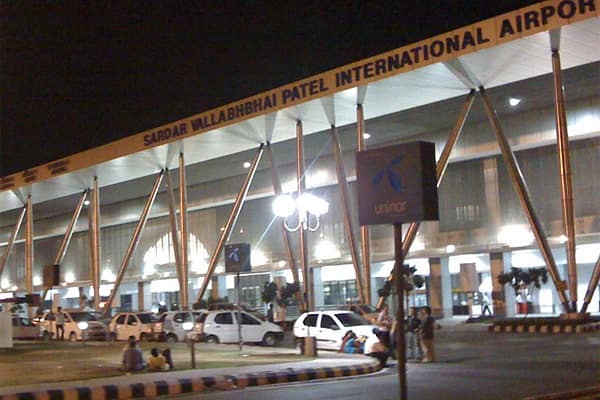 ત્યાર બાદ એરપોર્ટ પોલીસ સ્ટેશનના પોલીસ કર્મીઓ ડોમેસ્ટિક એરપોર્ટની બહાર પહેરો ગોઠવી કુશ મલિકને શિવાનંદ ઝાની મદદથી પકડી તેની પાસેથી અંગ્રેજી દારૂની 750 મીલીની બોટલ રૂપિયા 2 હજારની રવિવારે સાંજે 8થી 8.30ની વચ્ચે પકડી પાડ્યો હતો તેની પાસે પરમિટ છે કે કેમ તેની તપાસ કરી હતી. જોકે મુસાફર પાસે પરમિટ ન હોવાથી તેને પકડી પાડ્યો હતો. એરપોર્ટ પોલીસે તેની સામે ગુનો નોંધી તપાસ હાથ ધરી હતી.