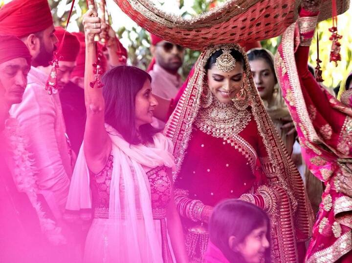દીપિકા પાદૂકોણે સબ્યસાચી દ્વારા ડિઝાઇન કરેલો ડ્રેસ પહેર્યો હતો. જેમાં તેનો લુક પદ્માવતી જેવો લાગતો હતો.