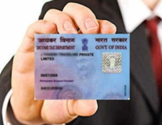 CBDTનાં જણાવ્યા મુજબ, જેમની માતા સિંગલ પેરેન્ટ છે તેમના માટે ફોર્મ્સમાં વિકલ્પ આપવામાં આવશે. આવા લોકો હવે પેરેન્ટની જગ્યાએ માતાનું નામ લખીને PAN માટે અરજી કરી શકશે. ઈન્કમ ટેક્સ ડિપાર્ટમેન્ટે આઈટી કાનૂનની કલમ 114માં ફેરફાર માટે એક ડ્રાફ્ટ રજૂ કર્યો હતો. જેમાં કહેવામાં આવ્યું હતું કે, જો કોઈની માતા સિંગર પેરેન્ટ છે તો પાનકાર્ડની અરજીમાં પિતાનું નામ બતાવવું ફરજિયાત ન હોવું જોઈએ. ટેક્સ ડિપાર્ટમેન્ટને પાનકાર્ડના અરજી ફોર્મમાં પિતાનું નામ ન જણાવવાની છૂટ હોવી જોઈએ તેવી ઘણી અરજી મળી હતી.