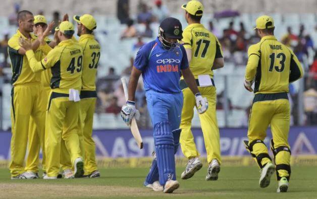 ભારતીય સમય પ્રમાણે બપોરે 1.20 વાગ્યાથી મુકાબલો શરૂ થશે. ટીમ ઈન્ડિયાના કેપ્ટન વિરાટ કોહલી અને યજમાન ઓસ્ટ્રેલિયાના કેપ્ટન એરોન ફિન્ચે ગઈકાલે ટ્રોફીનું અનાવરણ કર્યું હતું.