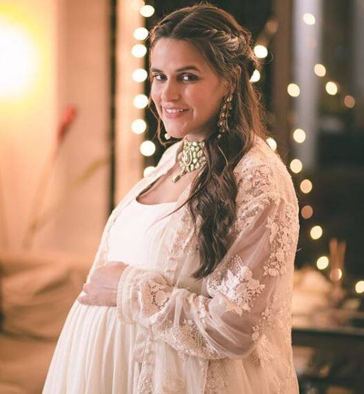 નેહાએ ચાલુ વર્ષે મે મહિનામાં અચાનક લગ્ન કરીને તમામને ચોંકાવી દીધા હતા. લગ્નના ત્રણ મહિના બાદ ઓગસ્ટમાં નેહાએ પ્રેગ્નેન્સની જાહેરાત કરી દીધી હતી. જે બાદ નેહા ધૂપિયાએ બેબી બંપ સાથે અનેક તસવીરો સોશિયલ મીડિયામાં શેર કરી હતી.