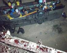 ઓડિશા: 30થી વધુ યાત્રીઓ ભરેલી બસ મહાનદી પુલ પરથી નદીમાં ખાબકી, 7ના મોત