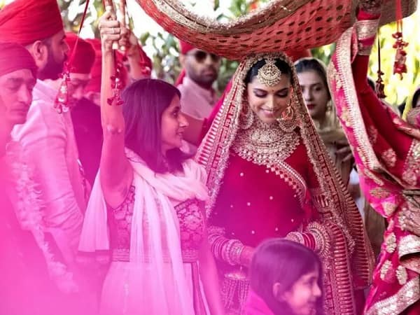 કોંકણી વિધિના લગ્ન દરમિયાન બંને ટ્રેડિશનલ લુકમાં જોવા મળ્યા હતાં. કોંકણી રિત રિવાજ મુજબ થયેલા લગ્ન દરમિયાન રણવીર સિંહે દીપિકાના માથામાં સિંદૂર ભર્યું હતું.