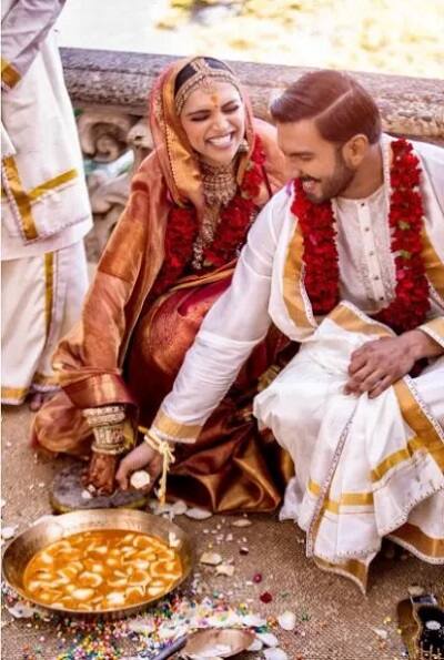 આ તસવીરમાં દીપિકા પાદૂકોણ પતિ રણવીર સિંહને લાડુ ખવરાતી નજરે પડે છે. આ ઉપરાંત લગ્નમાં દીપિકા અને રણવીરે ખૂબ જ મસ્તી કરી હતી. જ્યારે દીપિકાએ મેંહદી લગાવીને ડાન્સ કર્યો હતો જ્યારે રણવીર સિંહે પણ ખૂબ જ ડાન્સ કર્યો હતો. 