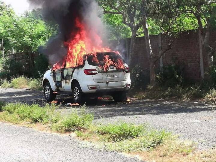 વડોદરાઃ અંકોડિયા એન્ટીકા ગ્રીનની પાછળના ભાગે મંગળવારે બપોરે બિલ્ડરની વૈભવી એન્ડેવર કારમાં રહસ્યમય રીતે આગ લાગી હતી. અગનજ્વાળામાં લપેટાયેલા બિલ્ડરે બચાવ માટે કારમાંથી અંદાજે 5 મિનિટ સુધી હોર્ન માર્યા હતાં. અવાજ સાંભળી નજીકના બંગલાના રહીશે બહાર નીકળીને સળગતી કાર જોઇને સરપંચને જાણ કરતા તેઓ દોડી આવી પાણીની વ્યવસ્થા કરવા દોડધામ કરી હતી. જોકે, મદદ મળે તે પહેલા જ બિલ્ડર કારમાં ભડથું થઇ ગયો હતો. માત્ર ખોપરી સિવાયનું આખુ શરીર ભસ્મીભૂત થઇ ગયું હતું. પ્રાથમિક દ્રષ્ટીએ શોટસર્કિટના કારણે કારમાં આગ લાગી હોવાનું જિલ્લા પોલીસ વડા દુગ્ગલે જણાવ્યું છે.