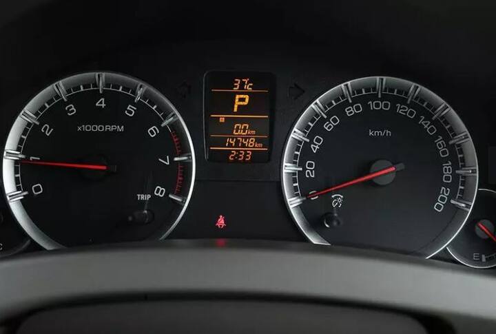 નવી અર્ટિગા ભારતમાં ઓબર્ન રેડ, મેગ્મા ગ્રે, ઓક્સફોર્ડ બ્લૂ, આર્કટિક વ્હાઇટ અને સિલ્કી સિલ્વર એમ 5 કલ ઓપ્શનમાં મળશે. નવી અર્ટિગા રેનો લોજી, હોન્ડા બીઆરવી અને મહિન્દ્રા ટીયુવી300ને ટક્કર આપશે.