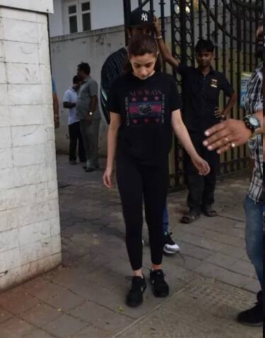 બીજી બાજુ રણવીર દીપિકાના લગ્ન બાદ હવે રણબીર અને આલિયાના લગ્નની ચર્ચા ચાલી રહી છે. જોકે આ મામલે આલિયા ભટ્ટે ખુલાસો કર્યો હતો કે, જો લોકો મારા લગ્નની રાહ જોઈ રહ્યા છે તો તેમણે હજુ વધારે રાહ જોવી પડશે.