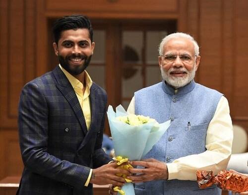 નરેન્દ્ર મોદીએ પોતાના ટ્વિટરમાં લખ્યું હતું કે, આજે સુપ્રસિદ્ધ ક્રિકેટર રવિન્દ્ર જાડેજા અને તેમની પત્ની રિવાબા સાથે સુંદર મુલાકાત કરી હતી. આ મુલાકાત દરમિયાન રવિન્દ્ર જાડેજા અને નરેન્દ્ર મોદી ચર્ચા કરી હતી. 