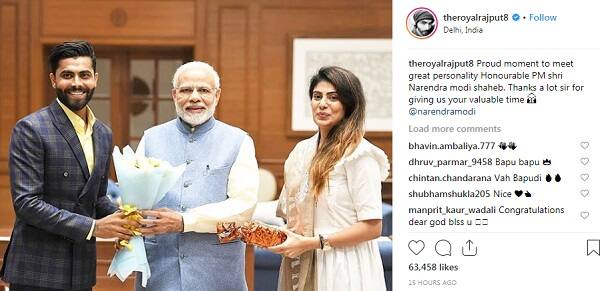 રવિન્દ્ર જાડેજા અને પત્ની રીવાબા નરેન્દ્ર મોદીને મળ્યાં હતાં અને સોશિયલ મીડિયામાં ફોટો શેર કર્યો હતો જેમાં જાડેજાએ લખ્યું હતું કે, મહાન વ્યક્તિને મળી ગર્વ અનુભવી રહ્યો છું. 