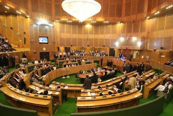 87 સીટ ધરાવતી જમ્મુ-કાશ્મીર વિધાનસભામાં પીડીપીની 28, ભાજપની 25, નેશનલ કોન્ફરન્સની 15, કોંગ્રેસની 12 અને અન્ય પક્ષોની 7 સીટો છે.