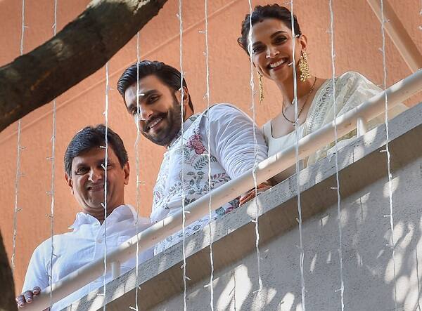 બોલીવુડનું સ્ટાર કપલ દીપિકા પાદુકોણ અને રણવીર સિંહ ઈટાલીમાં લગ્ન કરી ભારત પરત ફર્યાં બાદ નવવધૂની ગૃહપ્રવેશની વિધિ રણવીરસિંહના મુંબઈ સ્થિત ઘરે કરી હતી ત્યાર બાદ બુધવારે આયોજિત રિસેપ્શનમાં હાજરી આપવા બેંગ્લુરુ પહોંચ્યા હતાં.