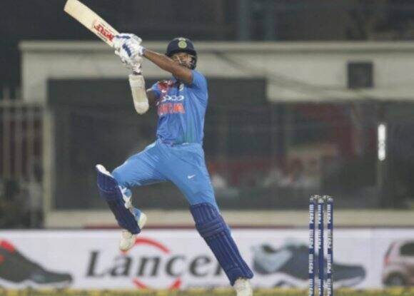 વર્ષ 2018માં ટી-20માં સૌથી વધુ રન બનાવનાર બેટ્સમેનોમાં ક્રમશ: ધવન બાદ ફખર જમાન(576 રન), બાબર આઝમ(563), રોહિત શર્મા(567 રન) એરોન ફિન્ચ (527) અને કોલિન મુનરો(527 રન) સામેલ છે. 