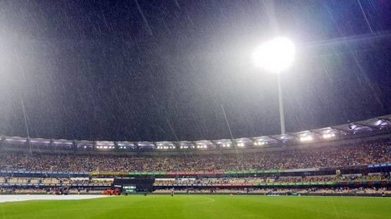  પ્રથમ કારણ તો બ્રિસ્બેન ટી-20માં વરસાદ ટીમ ઇન્ડિયા માટે વિલેન સાબિત થયો. મેચ શરૂ થયા બાદ 16.1 ઓવરમાં વરસાદ પડતા તેના બાદ મેચ થોડા સમય માટે સ્થગિત કરવામાં આવી અને બાદમાં ફરી શરૂ કરવામાં આવી પરંતુ અમ્પાયરોએ 20 ઓવરોની જગ્યાએ માત્ર 17 ઓવરોની મેચ કરી દીધી હતી. જેમાં ઓસ્ટ્રેલિયાએ 17 ઓવરમાં 4 વિકેટે 158 રન બનાવ્યા. ડકવર્થ લૂઇસ નિયમના કારણે ભારતને જીત માટે 17 ઓવરમાં 174 રનનો રિવાઇઝ્ડ ટાર્ગેટ મળ્યો. જે ભારત સામે મુશ્કેલ સાબિત થયો. ટીમ ઇન્ડિયા 17 ઓવરમાં 7 વિકેટે 169 રન બનાવી શકી અને 4 રનથી હારનો સામનો કરવો પડ્યો. આ રીતે ડકવર્થ લૂઇસ નિયમનો ફાયદો ઓસ્ટ્રેલિયાને મળી ગયો.