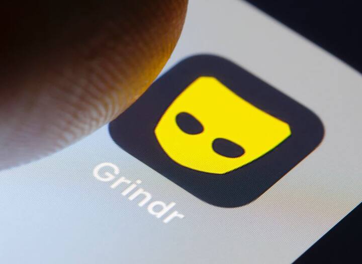 ગ્રિન્ડર એક ડેટિંગ એપ છે જેમાં ગે, બાયસેક્સ્યુઅલ અને ટ્રાન્સસેક્સ્યુઅલ લોકો એકબીજાં સાથે ડેટિંગ માટે મળતા હતા. જજ ગોસે જણાવ્યું કે, ગત 14 મેના રોજ જેસિકા પટેલની તેના જ ઘરમાં હત્યા થઇ હતી અને તેના પતિ મિતેશ પટેલ સામે આ હત્યાના આરોપ છે. આ બંને લિન્થ્રોપ એરિયામાં રોમન રોડ પર ફાર્મસી સ્ટોર ધરાવતા હતા.