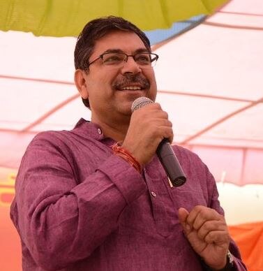 આ લિસ્ટમાં આમેરના ભાજપના ઉમેદવાર સતીશ પૂનિયા તથા તેમના ચાર પરિવારજનોના નામ ઝોટવાડાના મતદાર યાદીમાં નથી. જ્યારે આમેરના કોંગ્રેસના ઉમેદવાદ પ્રશાંત શર્મા અને ત્રણ પરિવારજનોના નામ સિવિલ લાઇન્સ વિધાનસભામાં છે. અહીંથી જ બીએસપીની ટિકિટ પરથી લડી રહેલા નવીન પિલાનિયા તથા ત્રણ પરિવારજનોનાના નામ ઝોટવાડા વિધાનસભામાં છે.