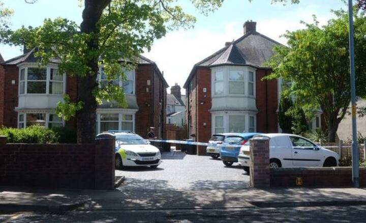  34 વર્ષીય જેસિકા સોમવારે ઇંગ્લેન્ડના મિડલ્સબોરો ટાઉનના લિન્થોર્પે સબર્બમાં પોતાના ઘરે મૃત હાલતમાં મળી આવી હતી. તેના શરીર પર ગંભીર ઇજાઓના નિશાન પણ જોવા મળ્યા હતા. પોસ્ટમોર્ટમ બાદ 36 વર્ષીય મિતેશ પટેલની પત્ની જેસિકાની હત્યા મામલે ધરપકડ કરવામાં આવી હતી. કોર્ટમાં હાજર થયાં બાદ મિતેશ પટેલ તેઓના ઘરે પરત ફર્યા હતા. પોલીસે તેના ઘર અને ઓફિસ બંને સ્થળે સર્ચિંગ કર્યુ છે.