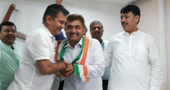 કુંવરજી બાવળીયાના ગયા પછી આ બેઠક પર કોંગ્રેસ માટે મજબૂત ઉમેદવાર તરીકે ભોળાભાઇ ગોહિલને જોવામાં આવે છે. ભોળાભાઇ ગોહિલે પણ તાજેતરમાં જ કોંગ્રેસનો ખેસ પહેર્યો છે. ઉલ્લેખનીય છે કે, જસદણ બેઠક પર કોળી સમાજના મતદારો વધુ છે અને કુંવરજી અને ભોળાભાઇ બન્ને કોળી સમાજમાંથી આવે છે. જેથી અહીં જ્ઞાતિનુ રાજકારણ મહત્વનુ સાબિત થઇ શકે છે. 