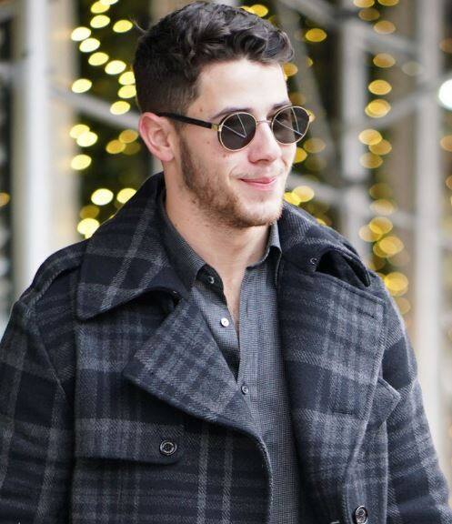 નિકે પોતાના ઈન્સ્ટાગ્રામ પર એક વીડિયો શેર કર્યો છે. જેમાં તેણે લખ્યું છે ફરી મળીશું ન્યૂયોર્ક. ભારત આવતા પહેલા નિક જોનાસ શોપિંગ કરતો જોવા મળ્યો હતો. એક રિપોર્ટ્સ મુજબ લગ્ન માટે નિકે શોપિંગ શરૂ કરી દિધી છે.