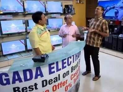 ત્યારે બીજી તરફ જેઠાલાલ દુકાન વેચવા અને ગુજરાત પરત ફરવાની પોતાની દુવિધાઓ વિશે બાપુજી સાથે વાત કરશે. પરંતુ બાપુજી તેને આશ્વાસન આપશે અને આ વીશે વધુ ન વિચારવા માટે કહેશે.