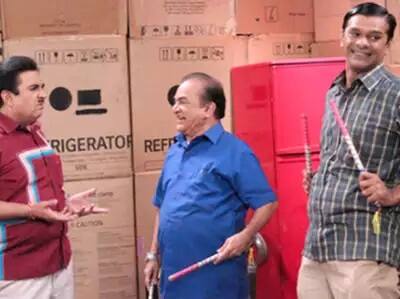 આ વચ્ચે મહેતા, જેઠાલાલને બોલાવશે. તમામને એક સાથે જોઇને જેઠાલાલ ચોંકી જશે. પરંતુ આ લોકો તેની વાત શરૂ કરે તે પહેલા બાપુજી જેઠાલાલને કંપાઉન્ડમાં બોલાવશે. તમામ બહાર આવશે. બહાર આવતા ખબર પડે છે કે બાપુજીએ એડ જોઇ લીધી છે અને તેઓ આના કારણે નારાજ છે. એડ જોયા બાદ જેઠાલાલ પણ ચોંકી જાય છે. બાદમાં જેઠાલાલની પાસે દુકાનની ખરીદી કરવા વાળાના ફોન આવવા લાગશે. આગળ જોવું ઇન્ટ્રેસ્ટિંગ હશે કે ગોકુળધામના સભ્ય જેઠાલાલની આ મુસીબતથી નિકળવામાં મદદ કરી શકશે કે નહીં?